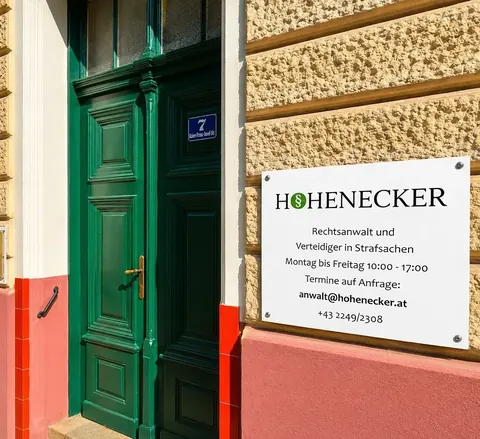 Eingang der Kanzlei Hohenecker mit Kanzleischild