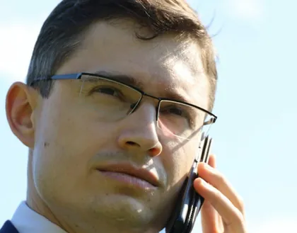 Mag. Marcus Hohenecker mit Mobiltelefon in der Hand
